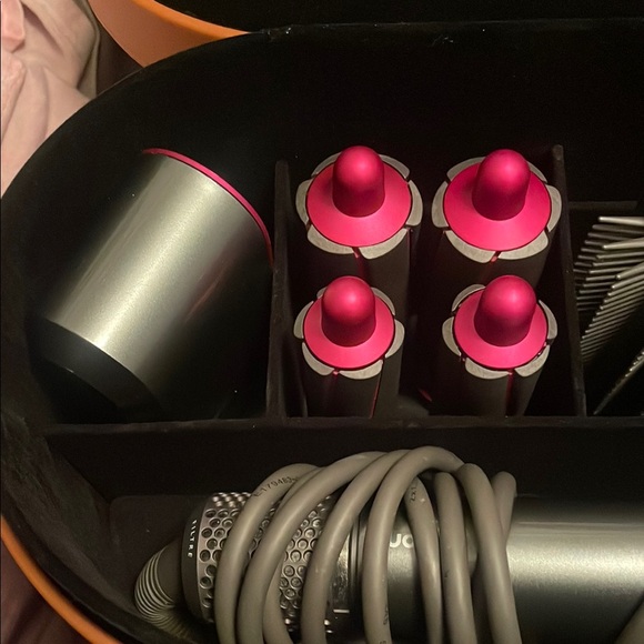 Dyson Airwrap Fuchsia in light brown leather case. - Picture 8 of 9